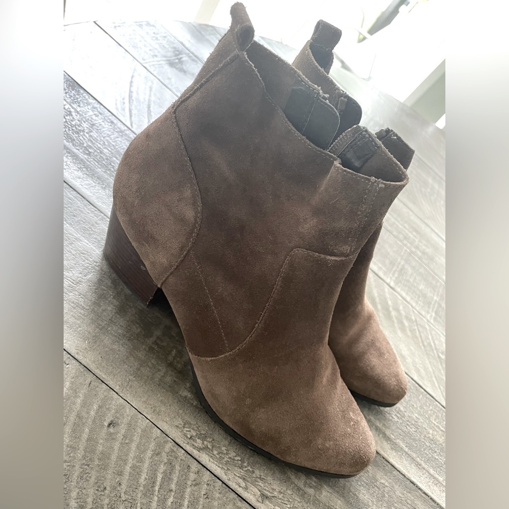 Women’s size 8 1/2 Tan Suede Crown Vintage Ankle Boots w/Zipper.